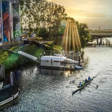 The Coon Tinyfloatinghome ספינת מלון