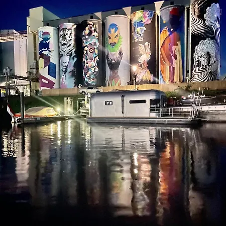 The Coon Tinyfloatinghome ספינת מלון *