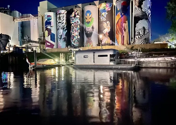 The Coon Tinyfloatinghome ספינת מלון *