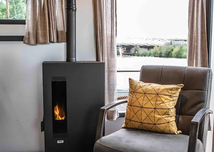 ספינת מלון The Coon Tinyfloatinghome *