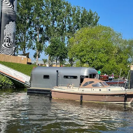 Hotel en barco The Coon Tinyfloatinghome *
