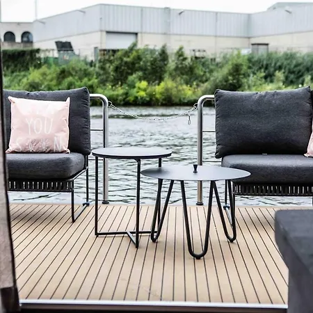 The Coon Tinyfloatinghome Hotel en barco