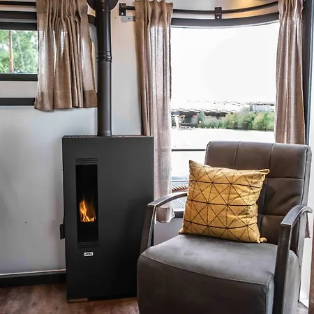 船屋 The Coon Tinyfloatinghome *