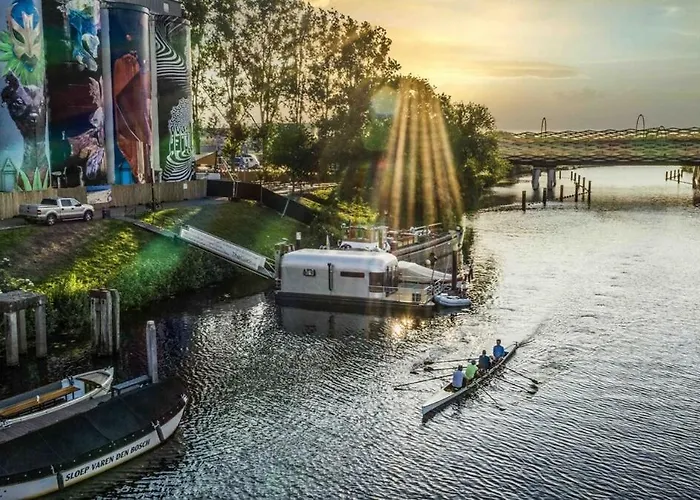 The Coon Tinyfloatinghome Botel